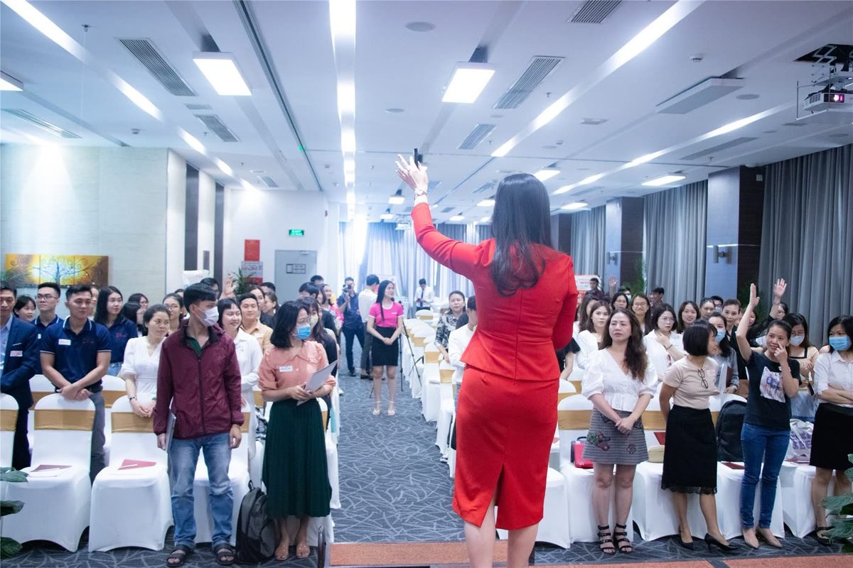 Cả phòng học giơ tay trong một buổi của Nguyễn Tú Oanh