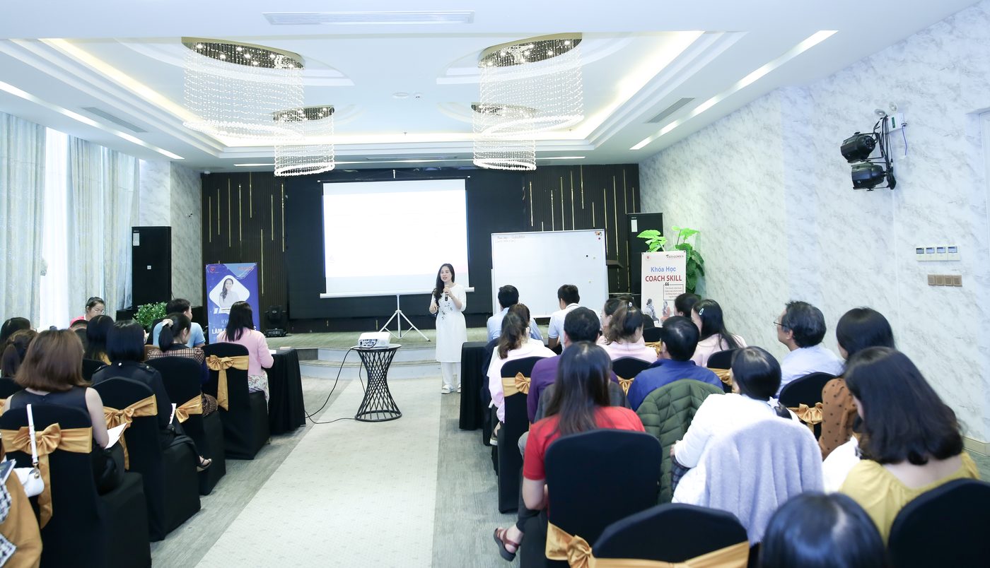 Cả phòng học đang ngồi học trong khoá Làm Chủ Cảm Xúc