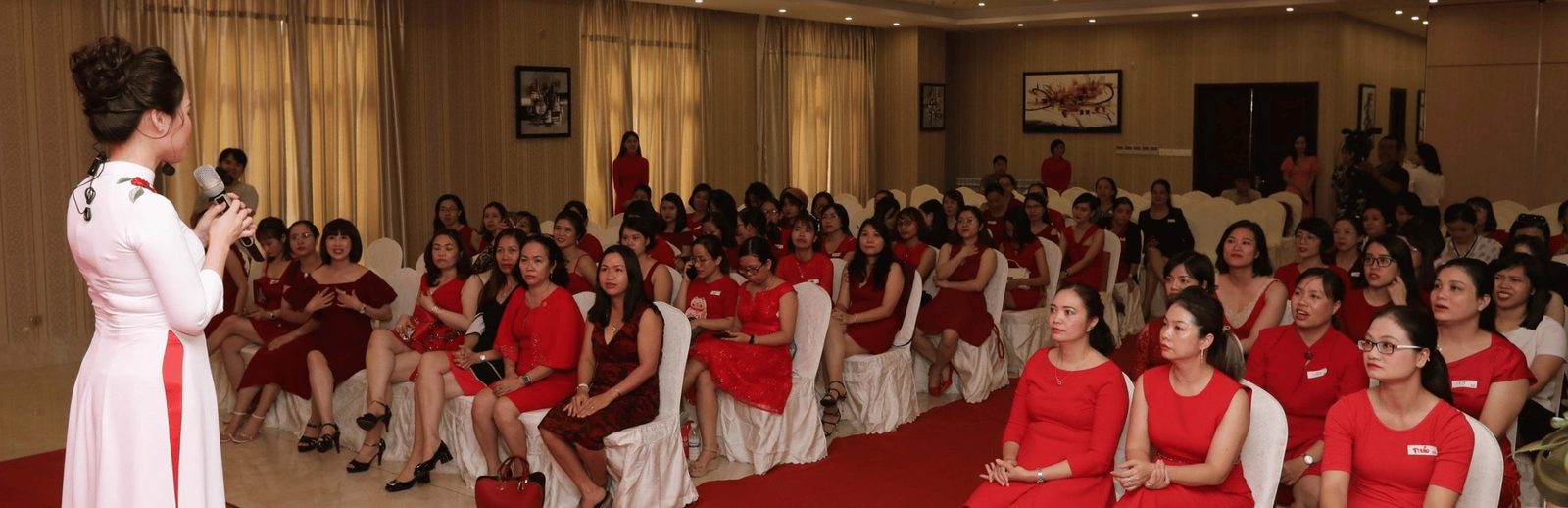 Nguyễn Tú Oanh đứng lớp