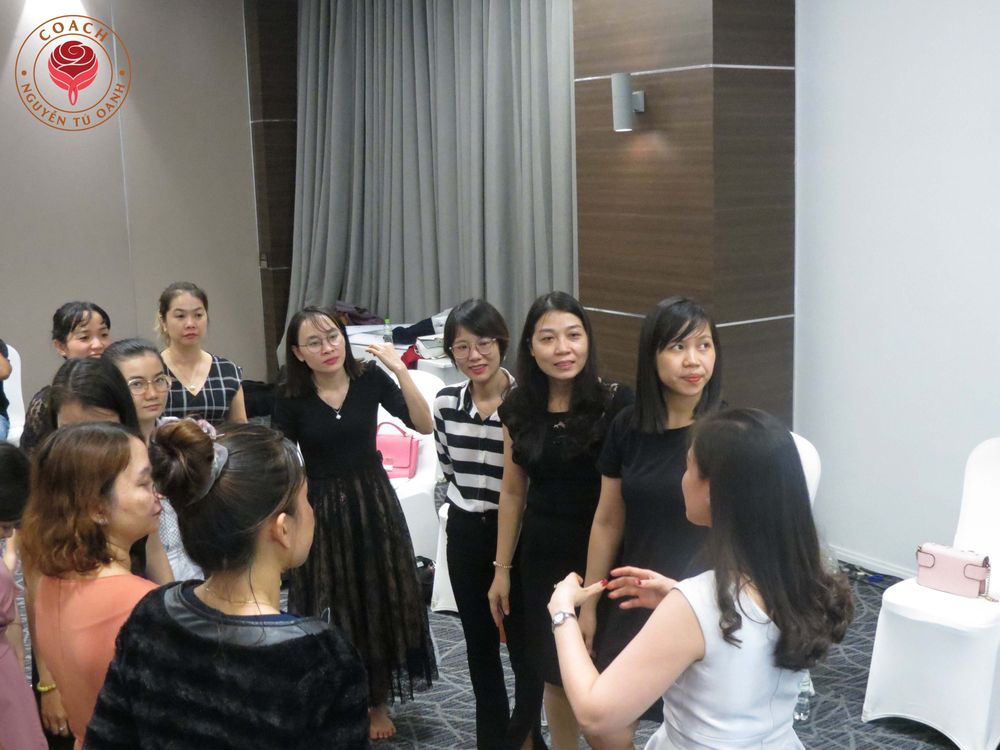 Học viên làm việc nhóm trong lớp