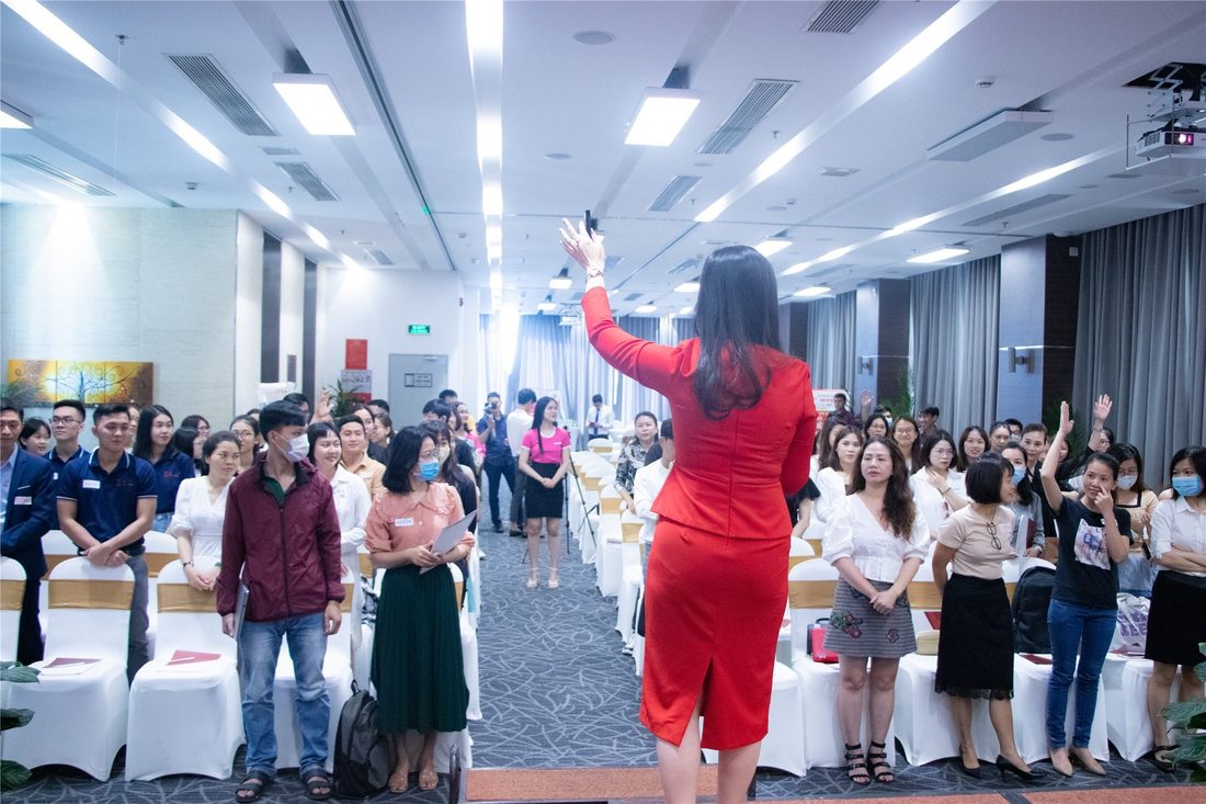 Nguyễn Tú Oanh đang đào tạo một lớp học
